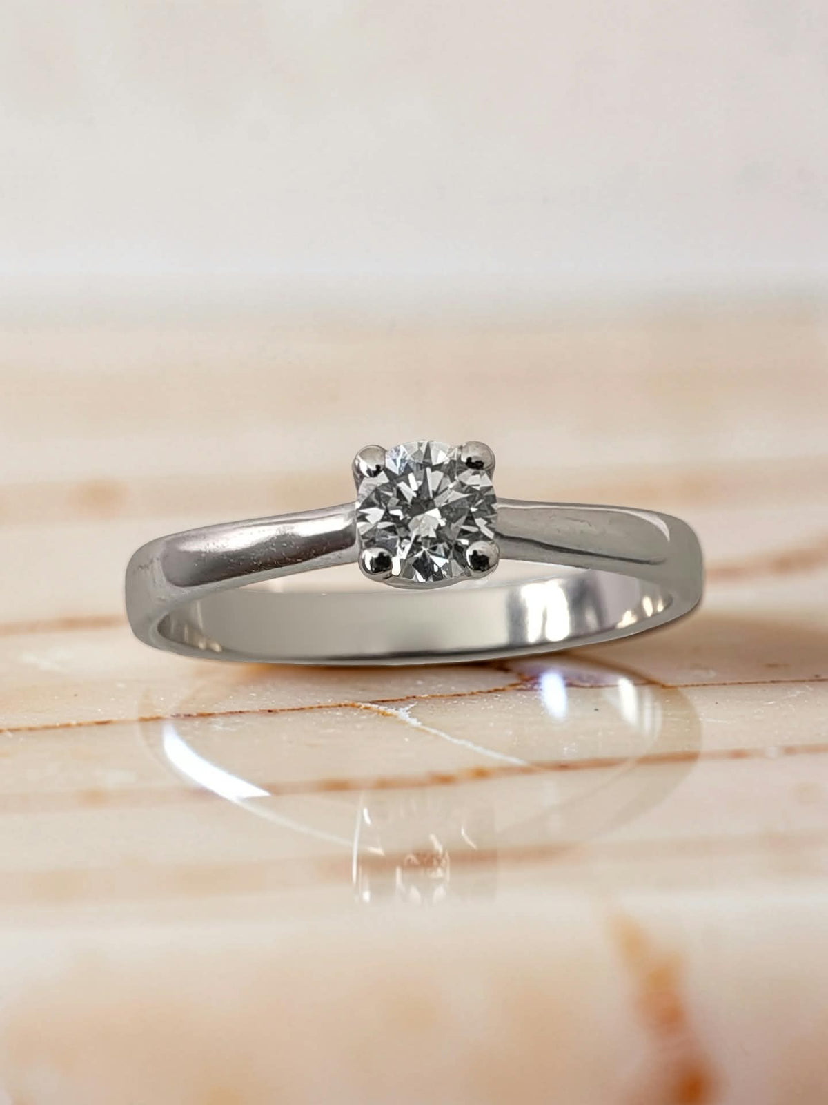 anello solitario modello classico 4 griffe in oro bianco 18kt con diamante naturale 0,30 ct colore d purezza vvs2 excellent su tutto e nessuna fluorescenza
