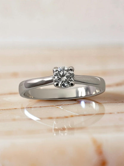 Anello solitario modello classico 4 griffe in oro bianco 18kt con diamante naturale 0,30 ct colore D purezza VVS2 excellent su tutto e nessuna fluorescenza