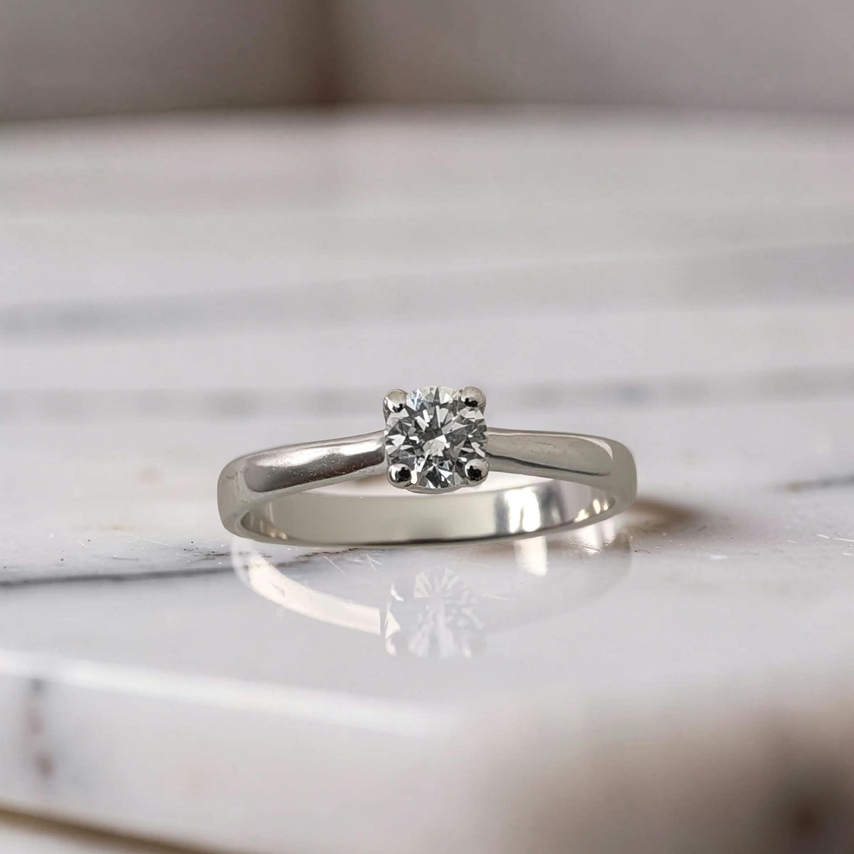 Dettaglio Anello solitario modello classico 4 griffe in oro bianco 18kt con diamante naturale 0,30 ct colore D purezza VVS2 excellent su tutto e nessuna fluorescenza