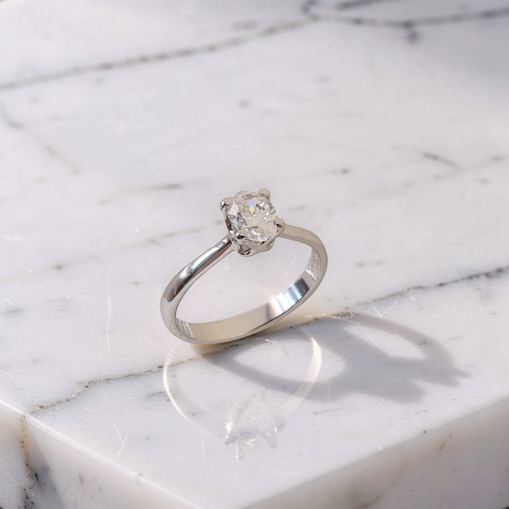 Dettaglio diamante naturale taglio ovale 0,70 ct D VVS1 certificato IGI su anello solitario oro bianco