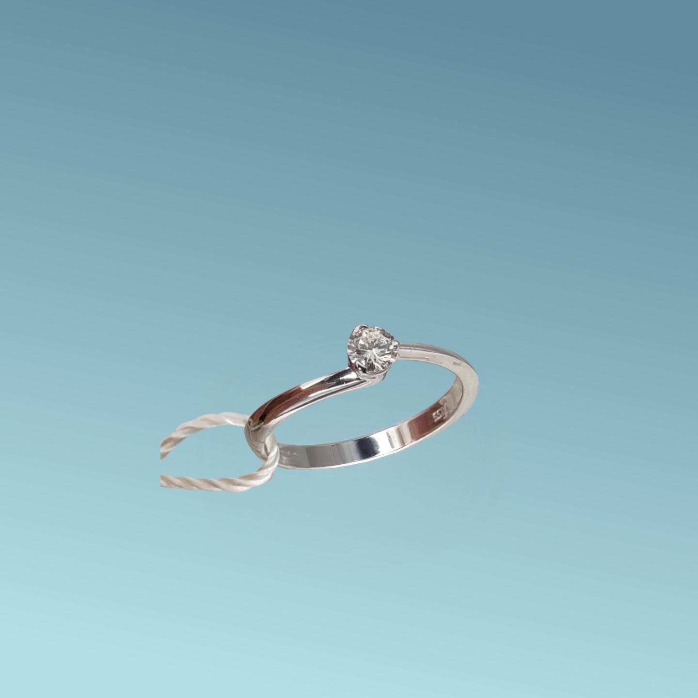 Anello Solitario in oro bianco 18kt con diamante naturale taglio brillante 0.22 carati G/VS. Simbolo di amore e unione. Perfetto per proposte di fidanzamento