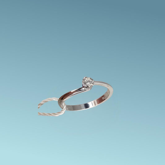Anello Solitario in oro bianco 18kt con diamante naturale taglio brillante 0.22 carati G/VS. Simbolo di amore e unione. Perfetto per proposte di fidanzamento