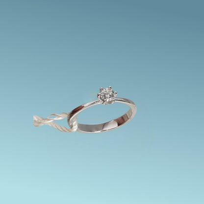 Anello Solitario in oro bianco 18kt di Meteore Gioielli  con diamante naturale taglio brillante 0.23 carati G/VS. Simbolo di amore e unione. Perfetto per proposte di fidanzamento