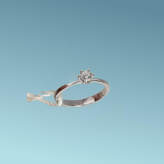 Anello Solitario in oro bianco 18kt di Meteore Gioielli  con diamante naturale taglio brillante 0.23 carati G/VS. Simbolo di amore e unione. Perfetto per proposte di fidanzamento