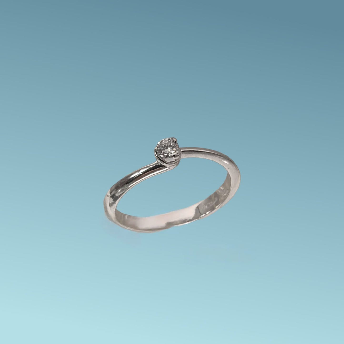 anello solitario in oro bianco 18kt di meteore gioielli con diamante naturale taglio brillante 0.10 carati g/vs. simbolo di amore e unione. perfetto per proposte di fidanzamento