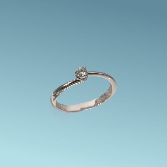 Anello Solitario in oro bianco 18kt di Meteore Gioielli con diamante naturale taglio brillante 0.10 carati G/VS. Simbolo di amore e unione. Perfetto per proposte di fidanzamento
