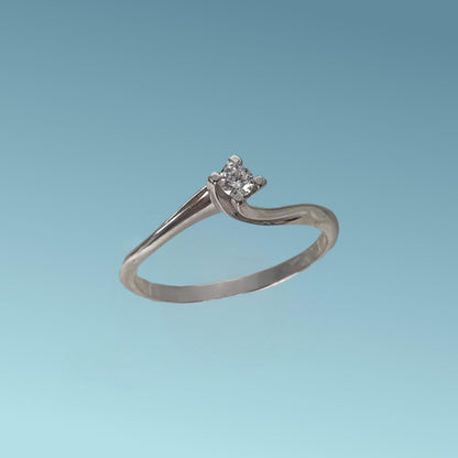 Anello Solitario in oro bianco 18kt di Meteore Gioielli con diamante naturale taglio brillante 0.08 carati G/VS. Simbolo di amore e unione. Perfetto per proposte di fidanzamento