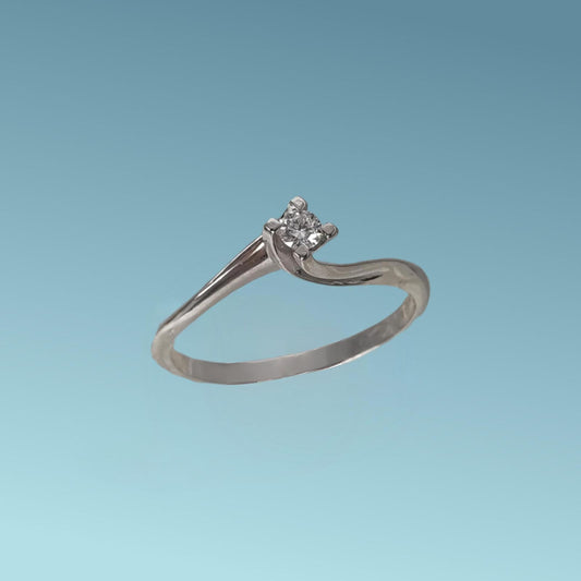 Anello Solitario in oro bianco 18kt di Meteore Gioielli con diamante naturale taglio brillante 0.08 carati G/VS. Simbolo di amore e unione. Perfetto per proposte di fidanzamento