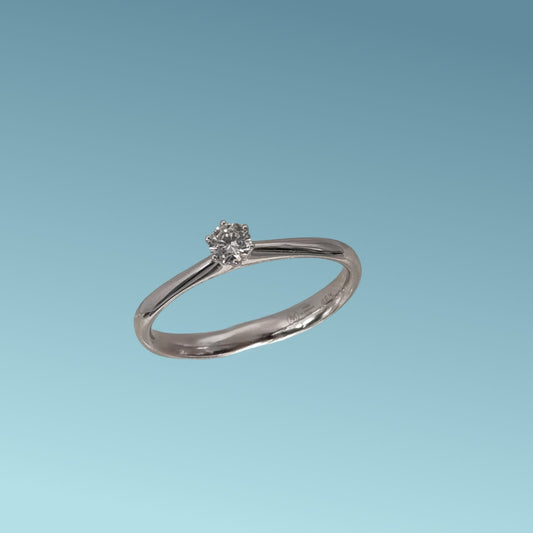 Anello Solitario in oro bianco 18kt di Mirco Visconti con diamante naturale taglio brillante 0.14 carati G/SI. Simbolo di amore e unione. Perfetto per proposte di fidanzamento