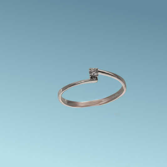 Anello Solitario in oro bianco 18kt di Mirco Visconti con diamante naturale taglio brillante 0.04 carati G/VS. Simbolo di amore e unione. Perfetto per proposte di fidanzamento