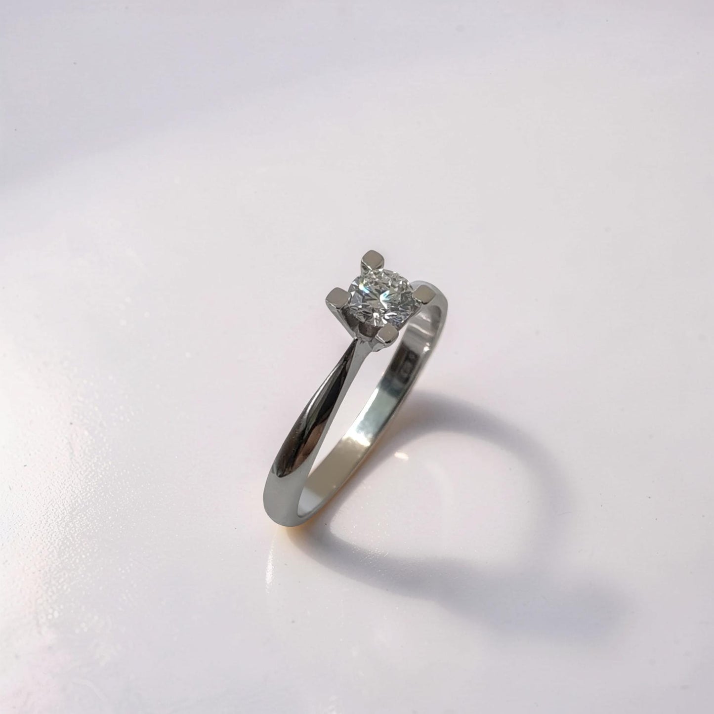 anello solitario oro bianco 18kt meteore gioielli vista laterale con diamante di laboratorio 0,30 ct d vvs1