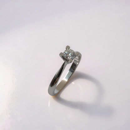 Anello solitario oro bianco 18kt Meteore Gioielli vista laterale con diamante di laboratorio 0,30 ct D VVS1