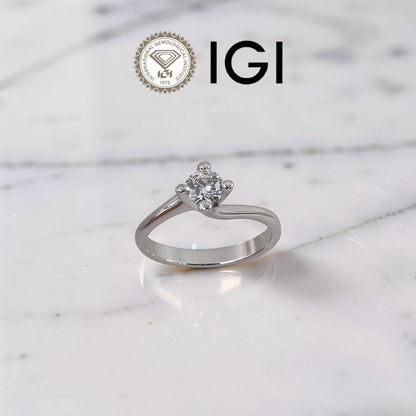 Anello solitario in oro bianco 18kt con diamante naturale 0,40 ct colore E purezza VS1, taglio Excellent. Certificato IGI.