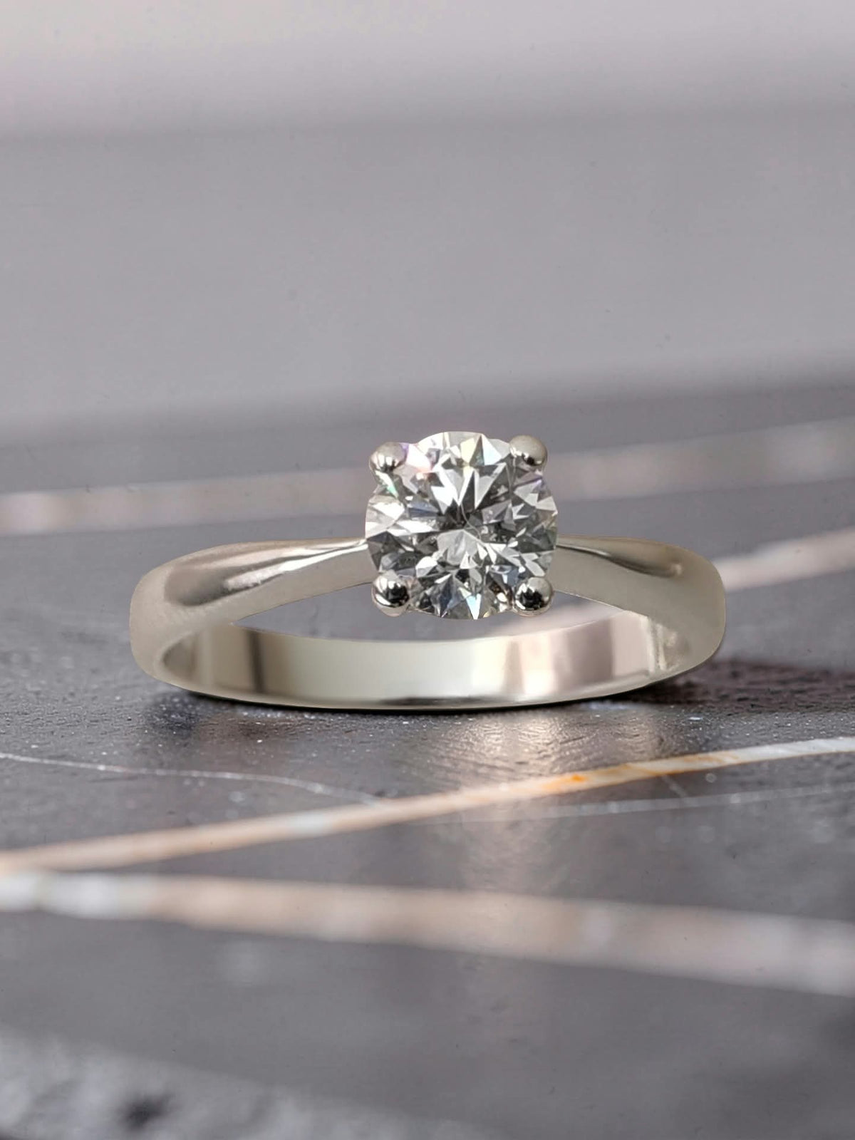 Anello solitario in oro bianco 18kt con diamante naturale 0,70 ct colore D purezza VVS2 certificato gia
