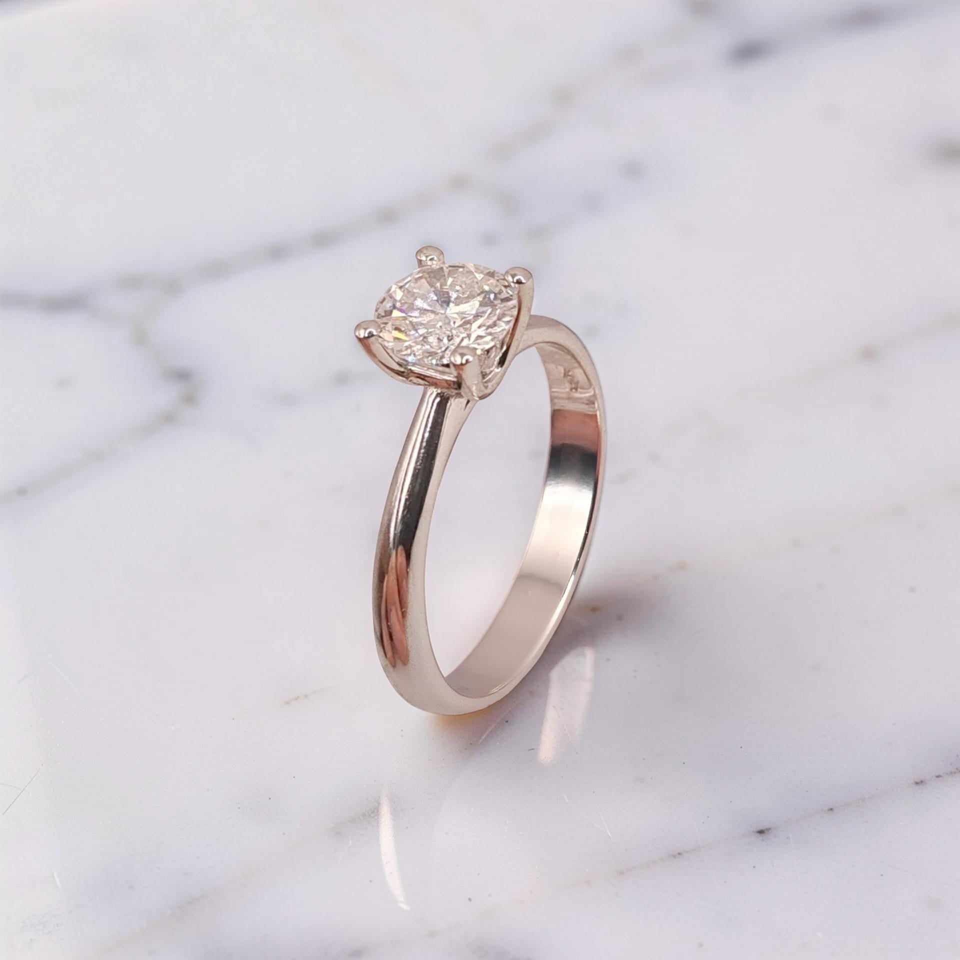 Dettaglio diamante taglio brillante su anello solitario oro bianco 18kt