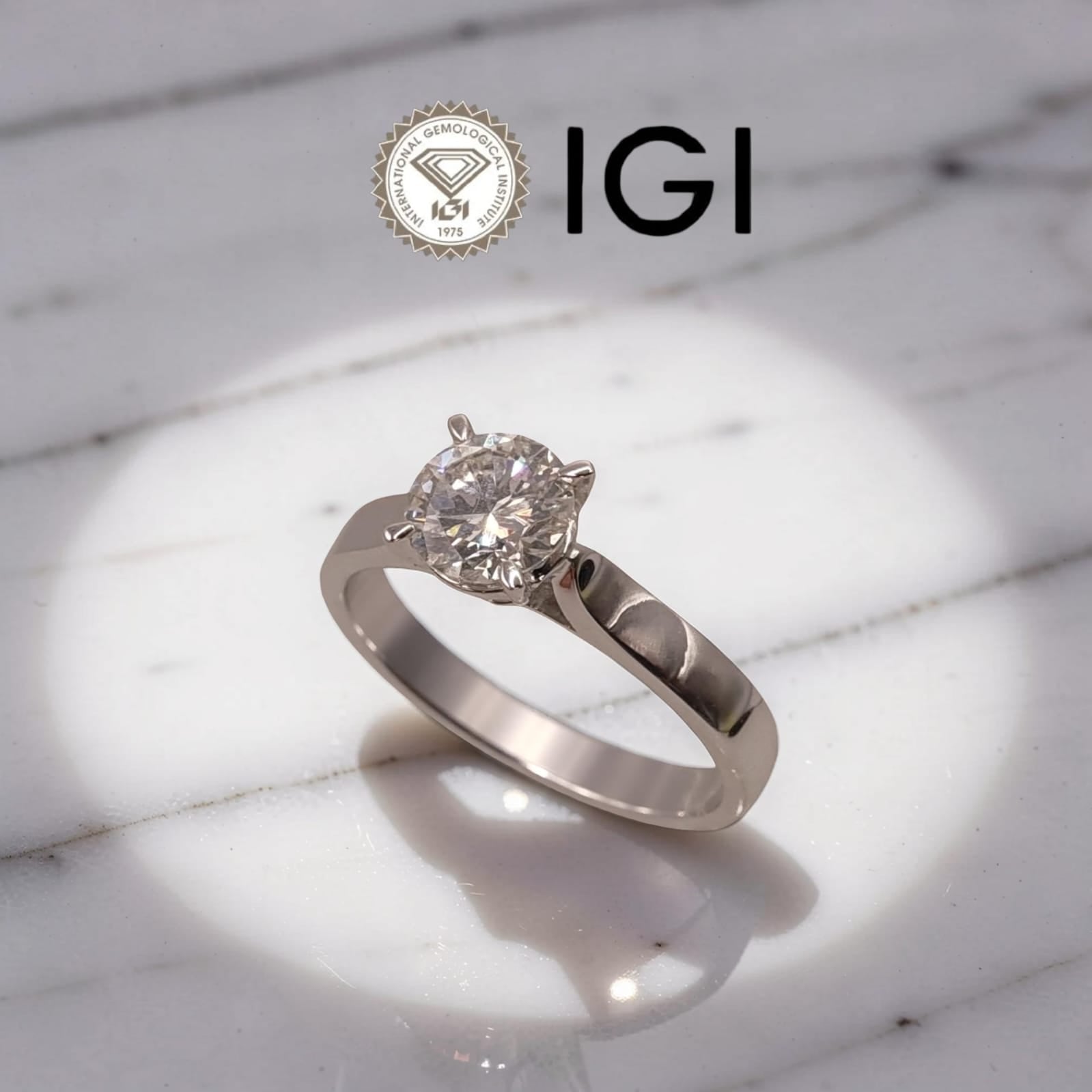 Dettaglio diamante naturale su anello solitario oro 18kt Meteore Gioielli