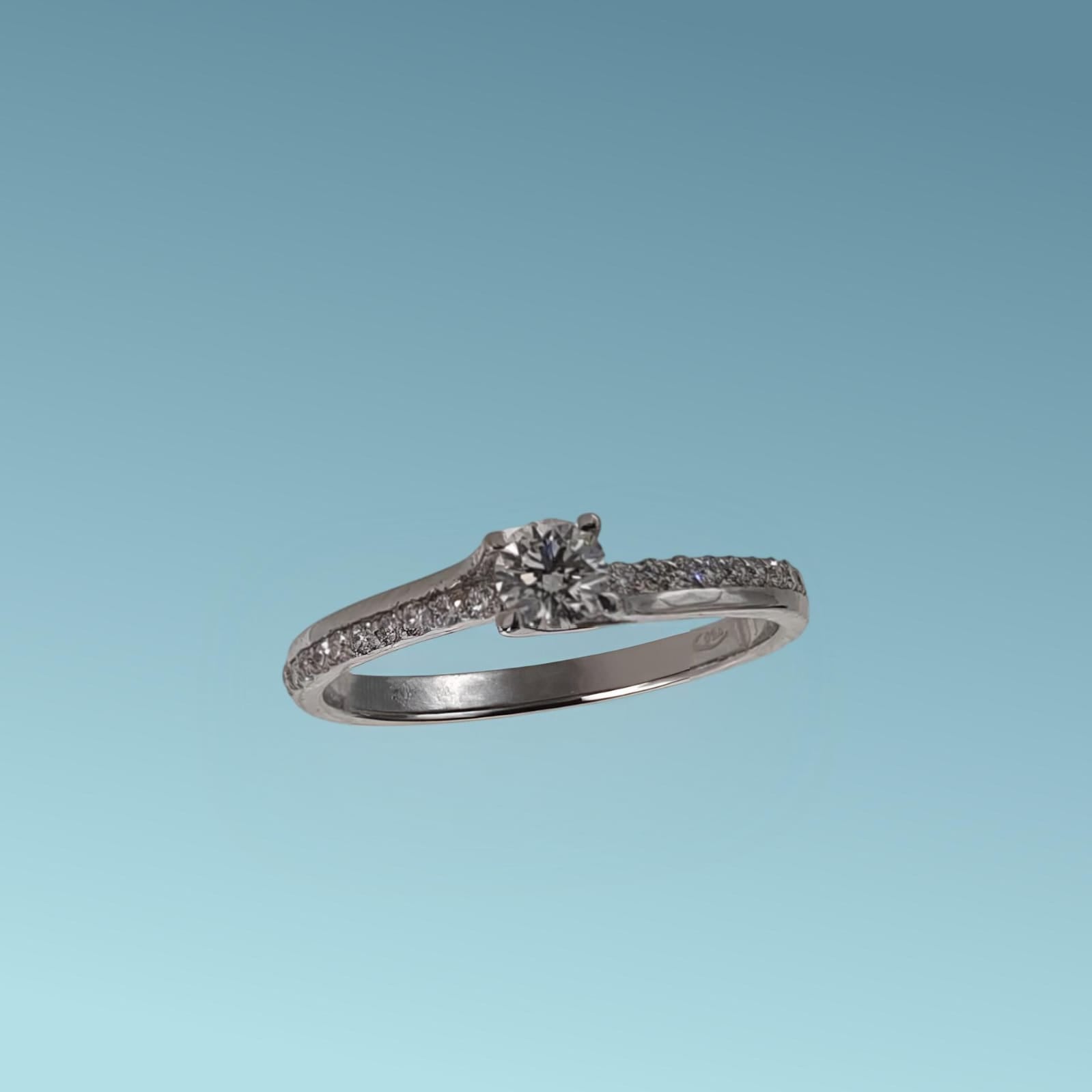 Anello Solitario in oro bianco 18kt di Meteore Gioielli con diamante naturale taglio brillante ct 0.24 F/VS e piccoli diamanti naturali sul gambo ct 0.16 G/VS
