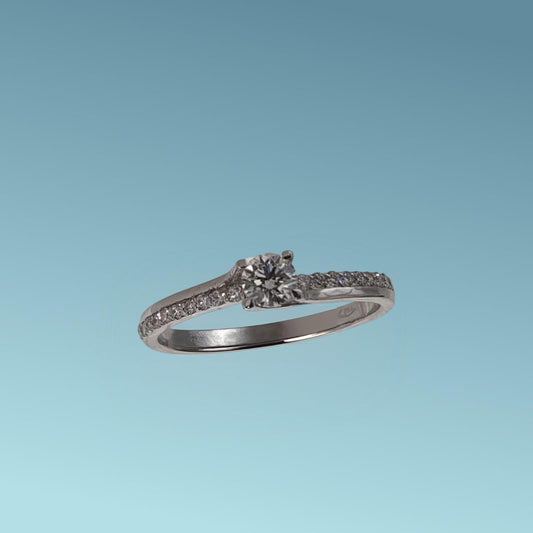 Anello Solitario in oro bianco 18kt di Meteore Gioielli con diamante naturale taglio brillante ct 0.24 F/VS e piccoli diamanti naturali sul gambo ct 0.16 G/VS