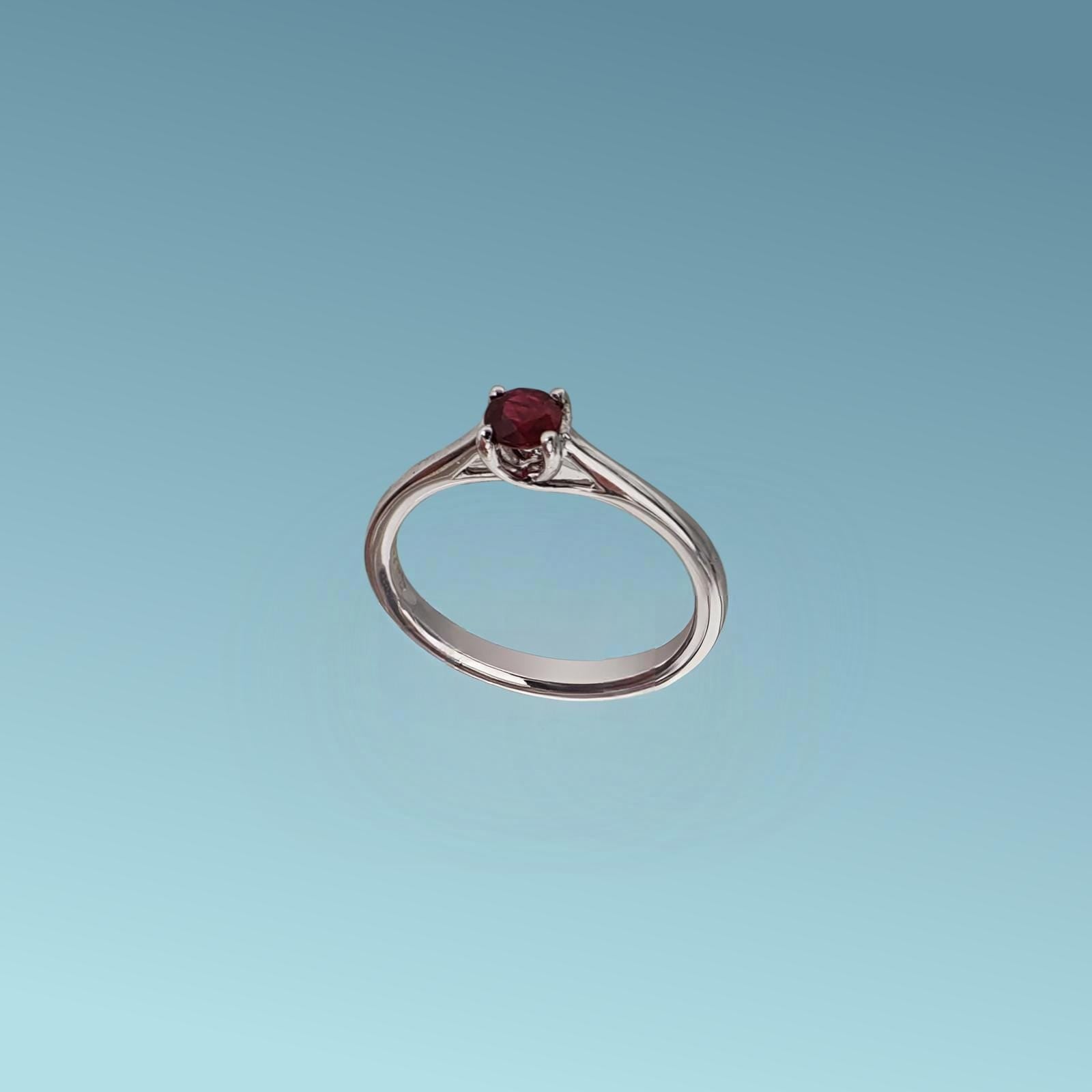 Anello Solitario in oro bianco 18kt di Meteore Gioielli con Rubino naturale taglio brillante carati 0.31 