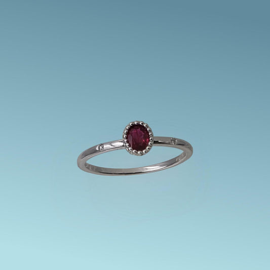 Anello Solitario in oro bianco 18kt di Meteore Gioielli con rubino taglio ovale ct 0.29 e due piccoli diamanti taglio brillante incassato sul gambo ct 0.02