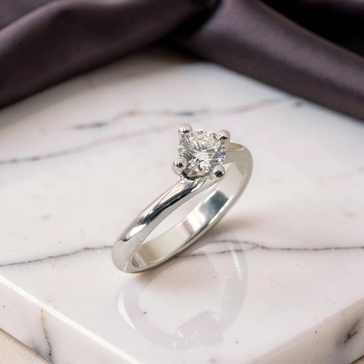Dettaglio diamante naturale 0,50 ct D VS1 certificato GIA su anello solitario Valentino oro bianco