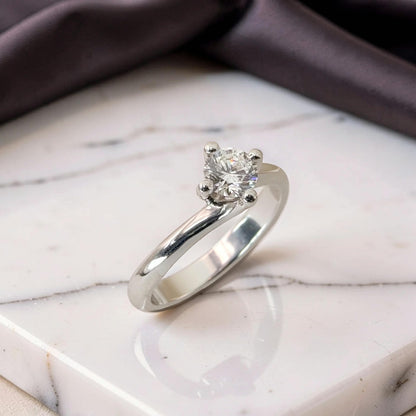 Dettaglio diamante naturale 0,50 ct D VS1 certificato GIA su anello solitario Valentino oro bianco