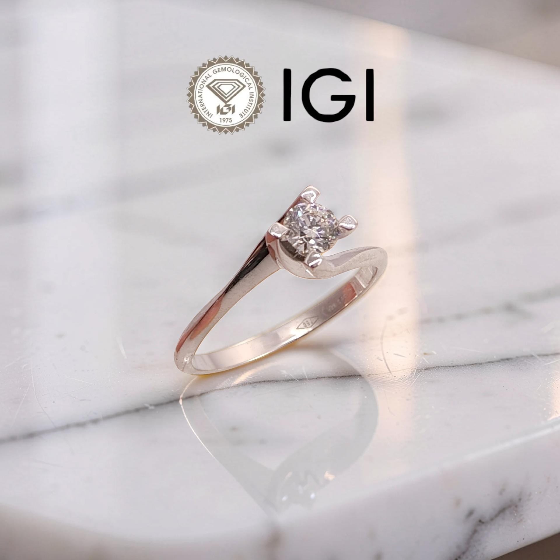 Solitario modello Valentino in oro bianco 18kt con diamante naturale certificato IGI (0,30 ct, F/SI1). Confezione regalo inclusa.