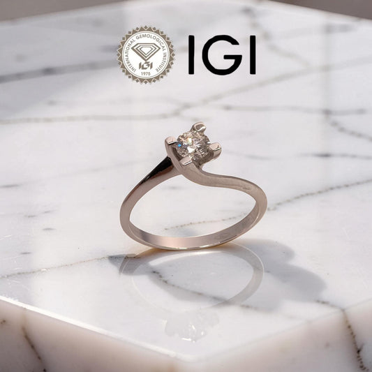 Anello Solitario Valentino in oro bianco 18kt con diamante naturale certificato IGI, 0,30 ct colore F purezza SI1. Eleganza classica, certificato incluso.