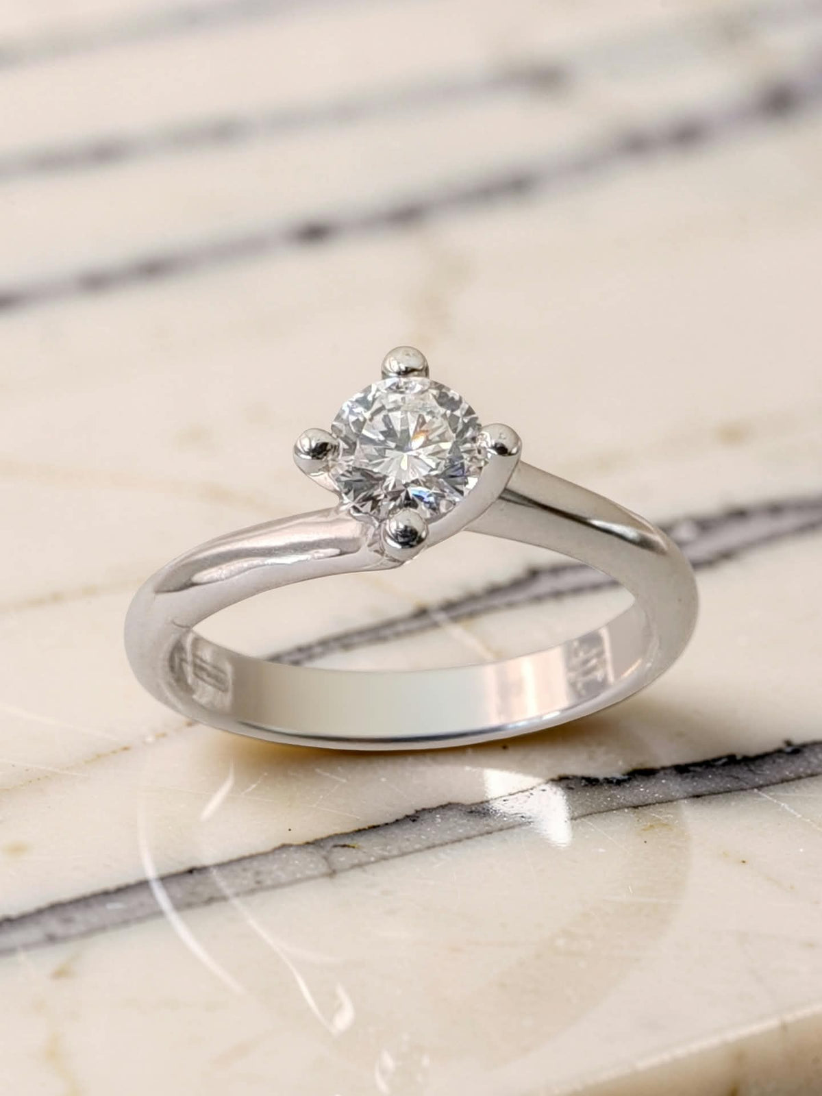 Anello solitario Valentino diamante naturale con diamante di mezzo carato certificato gia colore D purezza vs1 in  oro bianco 18kt