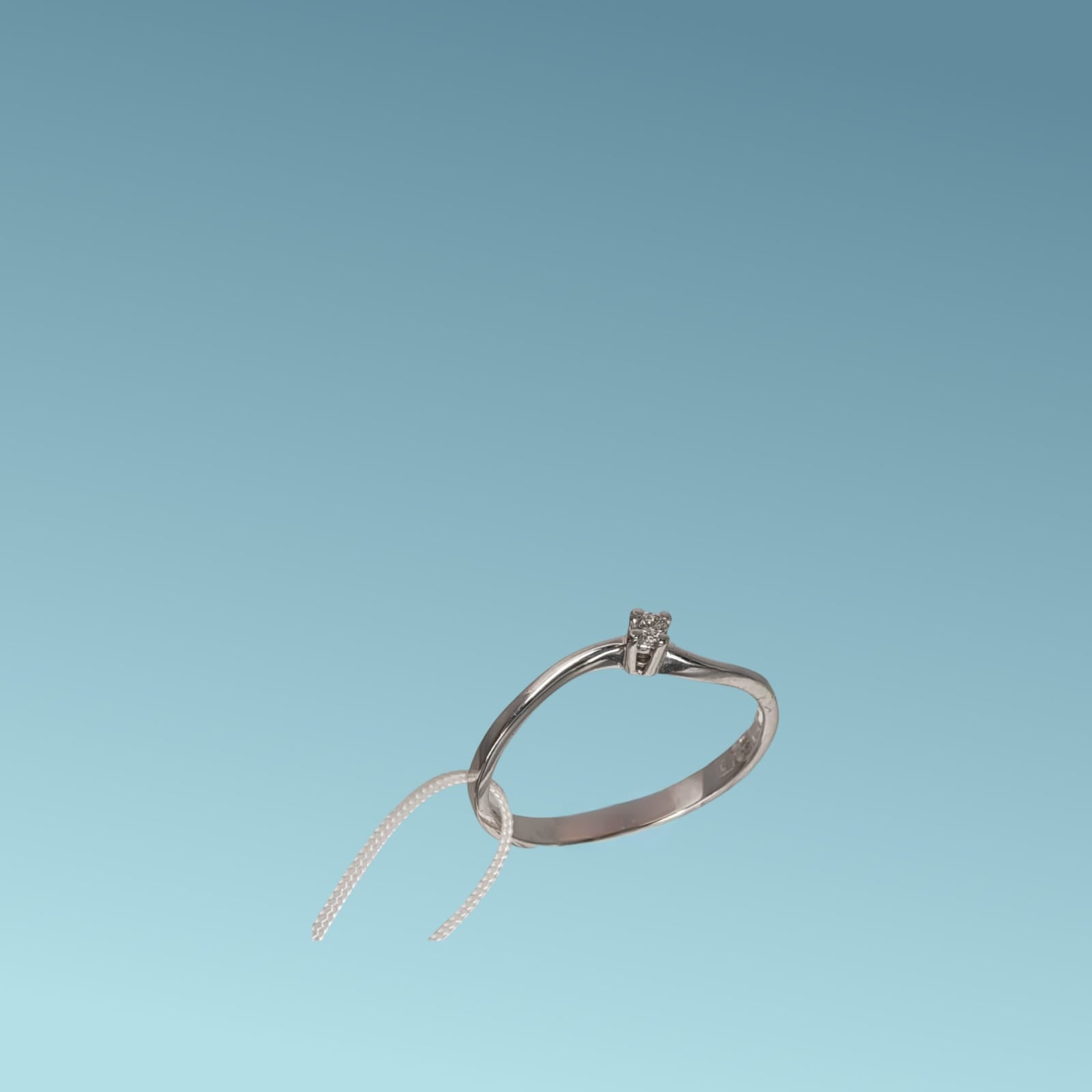 Anello Solitario in oro bianco 18kt di Mirco Visconti con diamante naturale taglio brillante 0.03 carati G/VS. Simbolo di amore e unione. Perfetto per proposte di fidanzamento