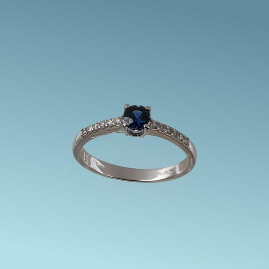 Anello solitario in oro bianco 18kt di Meteore Gioielli con Zaffiro naturale taglio brillante ct 0.32 incassato al centro e diamanti naturali ct 0.12 sul gambo