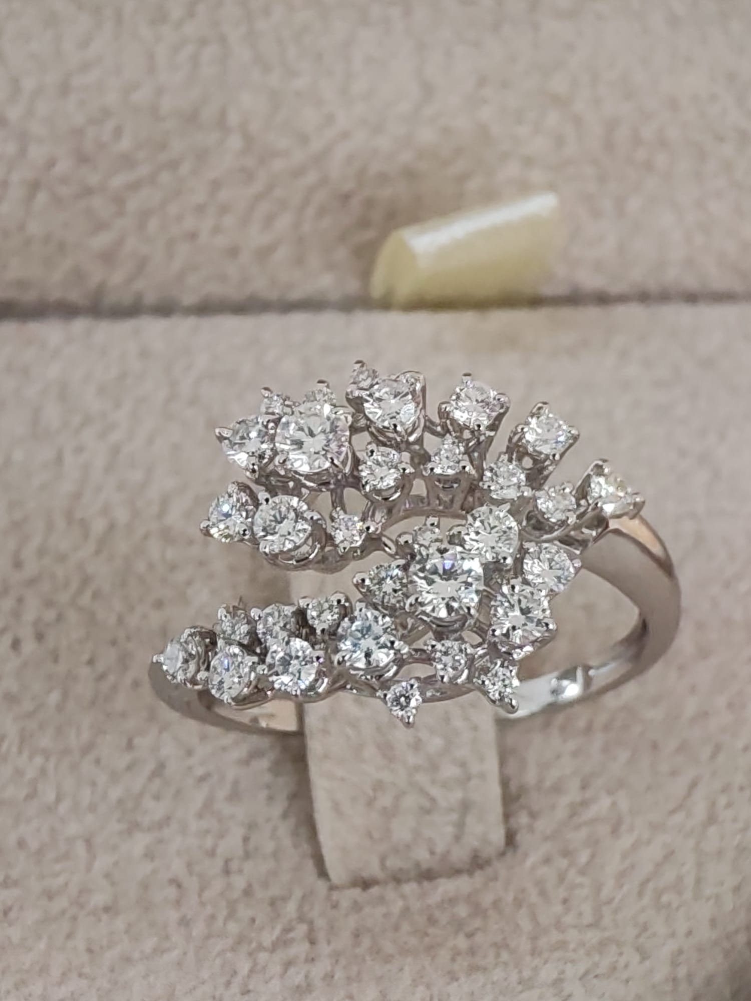 bellissimo anello formato da tanti diamanti che danno forma a 2 teste di serpenti luminose e brillanti