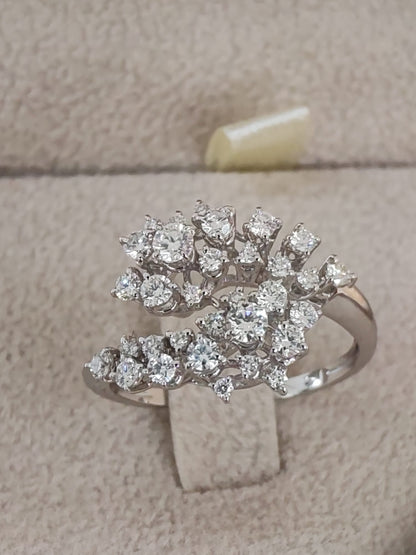 bellissimo anello formato da tanti diamanti che danno forma a 2 teste di serpenti luminose e brillanti