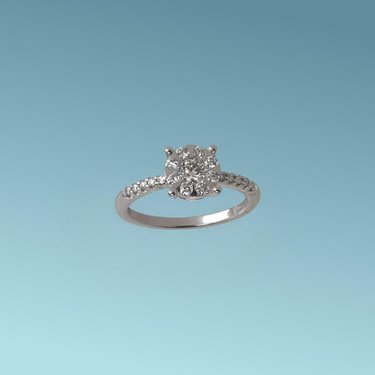 Anello Solitario di Mirco Visconti realizzato in oro bianco 18kt presenta Il centrale estremamente luminoso, composto da una rosa di diamanti naturali taglio brillante per un totale di 0.27ct
