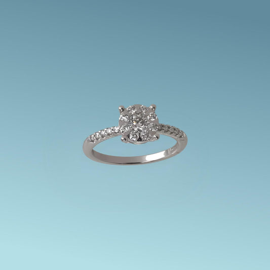 Anello Solitario di Mirco Visconti realizzato in oro bianco 18kt presenta Il centrale estremamente luminoso, composto da una rosa di diamanti naturali taglio brillante per un totale di 0.27ct