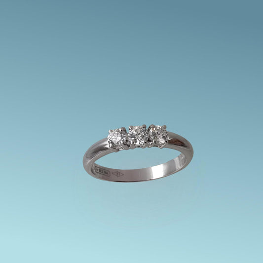 Anello Trilogy in oro bianco 18kt di Meteore Gioielli con Diamanti naturali taglio brillante per un totale di 0.46 carati G/VS