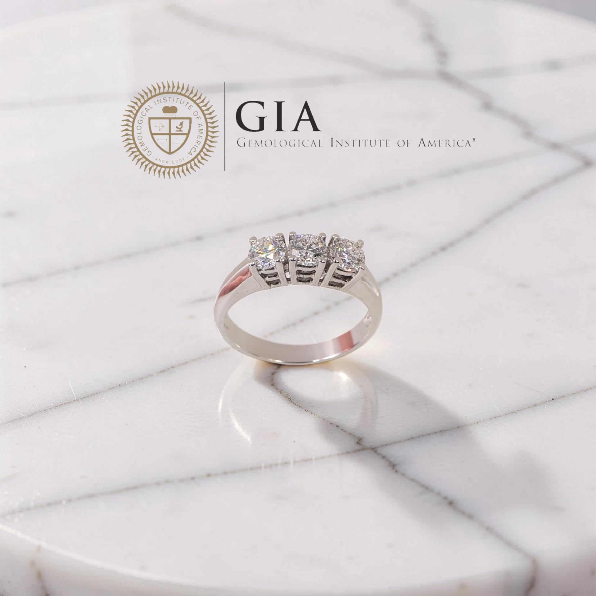 Elegante Anello Trilogy in oro bianco 18 kT con Diamanti 0.90 ct D VS1 Certificato GIA, perfetto per regalo anniversario matrimonio