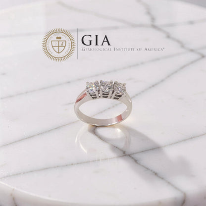 Elegante Anello Trilogy in oro bianco 18 kT con Diamanti 0.90 ct D VS1 Certificato GIA, perfetto per regalo anniversario matrimonio