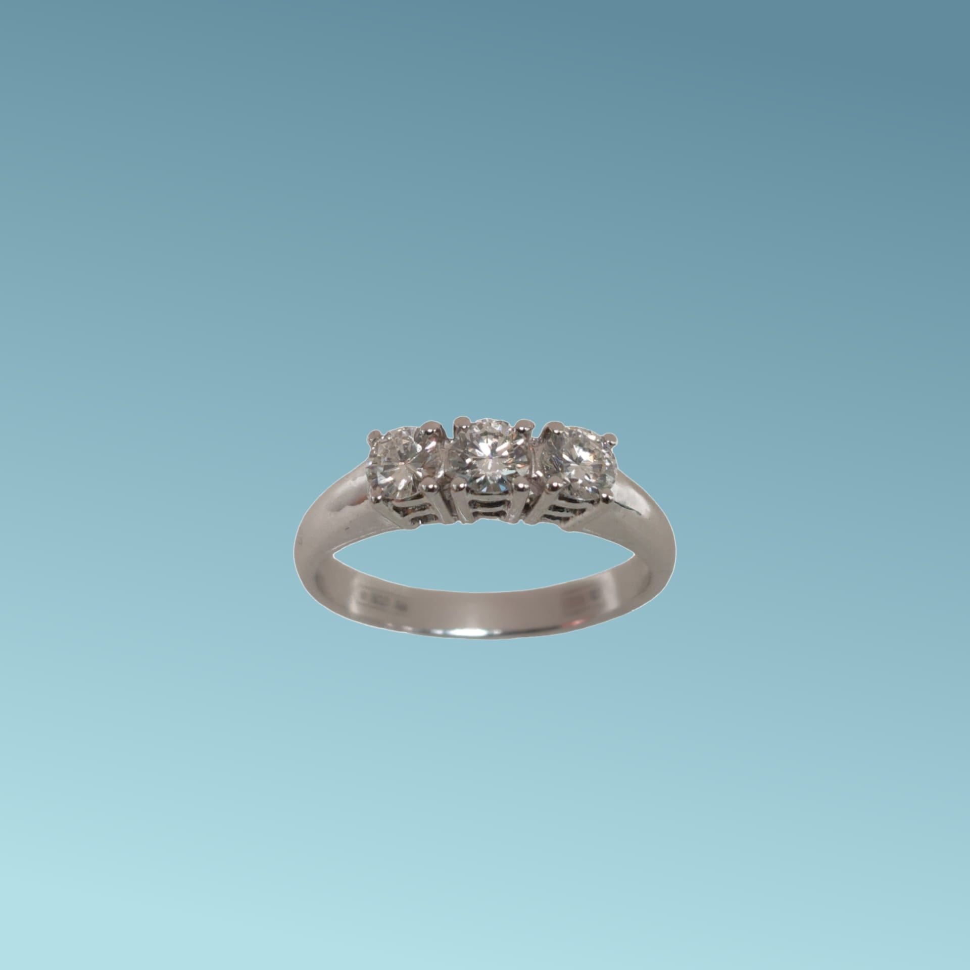 Anello trilogy in oro bianco 18kt di Meteore Gioielli con diamanti naturali taglio brillante ct 0.58 G/VS incassati su montatura classica