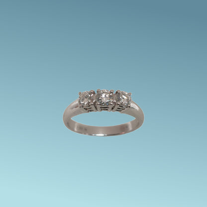 Anello trilogy in oro bianco 18kt di Meteore Gioielli con diamanti naturali taglio brillante ct 0.58 G/VS incassati su montatura classica