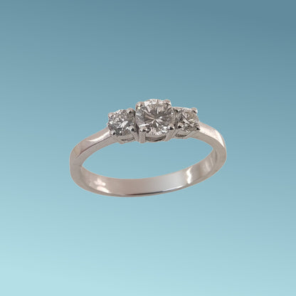 Anello trylogi in oro bianco 18kt di Meteore Gioielli presenta un Diamante naturale centrale da 0.35ct colore F/VS due diamanti naturali di 0.30ct