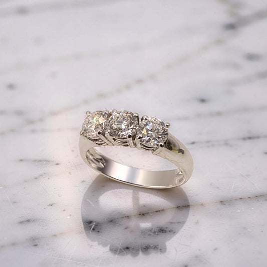 anello trilogy oro 18kt con diamanti naturali certificati IGI, 3 diamanti da 0.30 ct D color VS1 con tripla EX