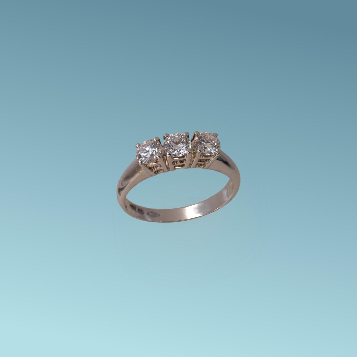 anello trilogy in oro bianco 18kt di meteore gioielli con tre diamanti di laboratorio "lab grown" per un totale di 0.74 ct d/vs.