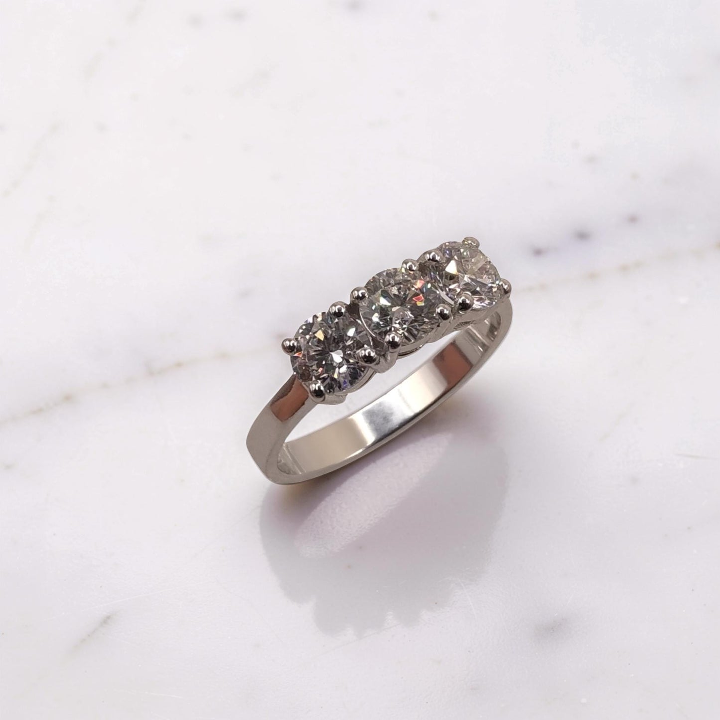 anello tre diamanti laboratorio vista ravvicinata 1.50 ct d vvs1 certificazione igi