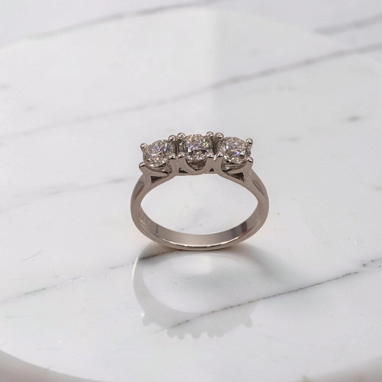 anello trilogy in oro bianco 18kt di meteore gioielli con diamanti naturali taglio brillante 1.20 ct e/vs1  certificati igi