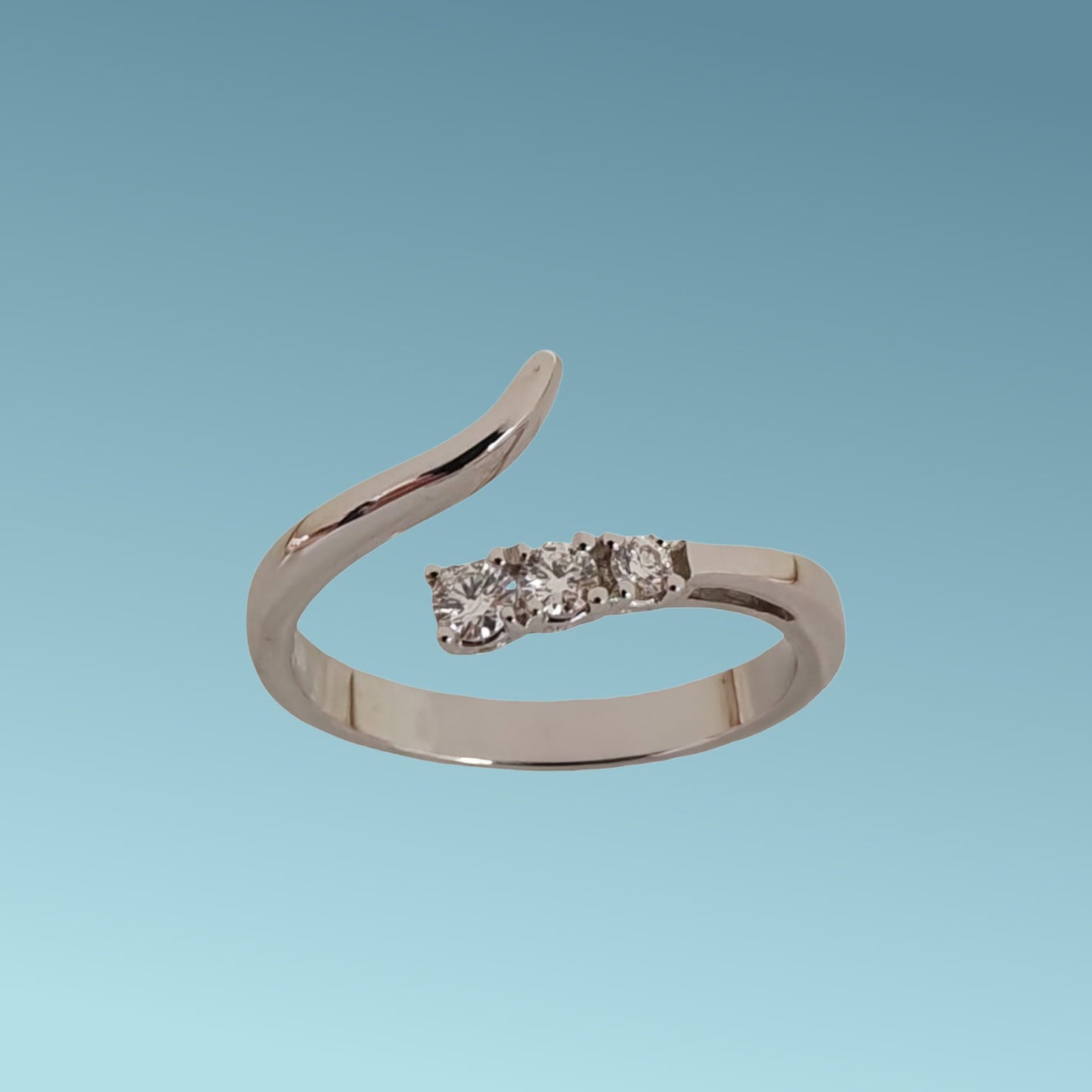 anello trilogy in oro bianco 18kt di meteore gioielli con diamanti naturali taglio brillante. la forma a serpente del gambo aggiunge un tocco di originalità.