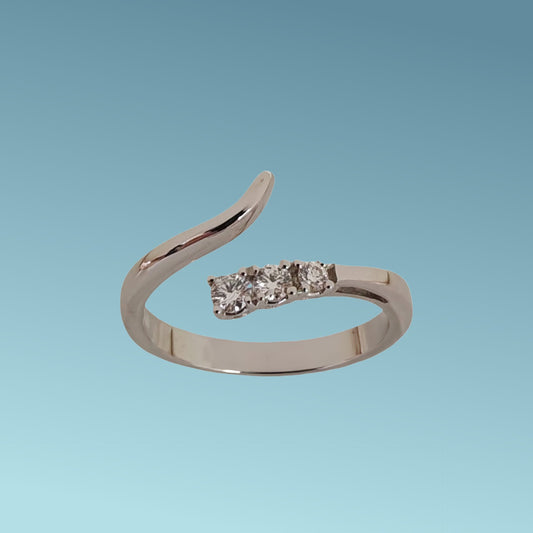Anello Trilogy in oro bianco 18kt di Meteore Gioielli con Diamanti naturali taglio brillante. La forma a serpente del gambo aggiunge un tocco di originalità.