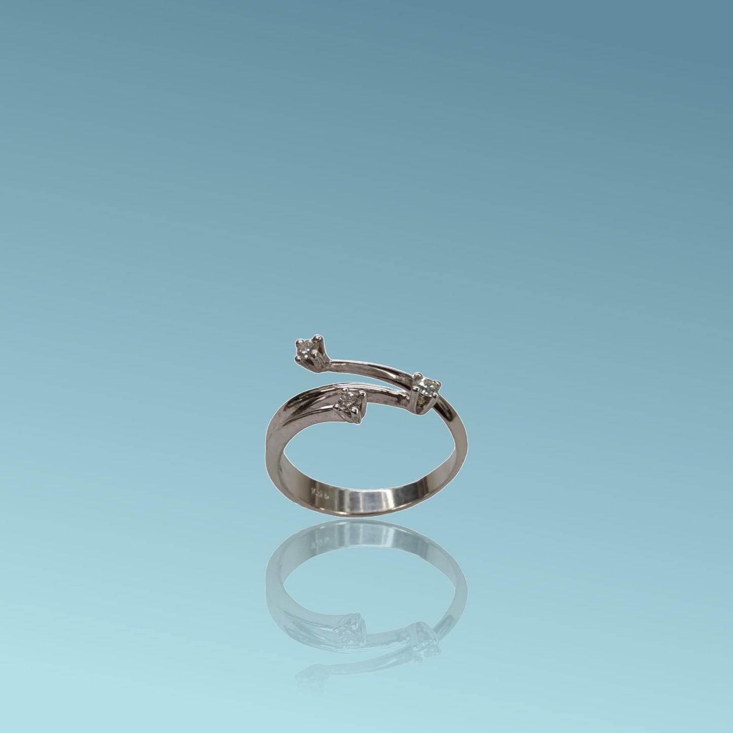 anello trilogy in oro bianco 18kt di meteore gioielli con diamanti naturali taglio brillante. questo anello originale non ha i tre diamanti su una unica fila