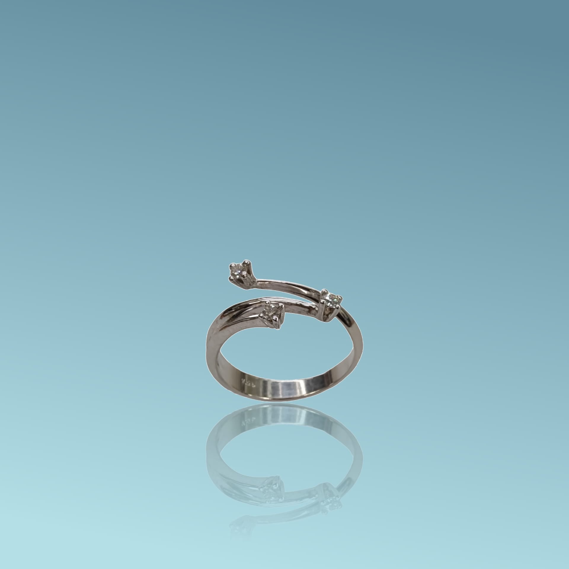 Anello Trilogy in oro bianco 18kt di Meteore Gioielli con Diamanti naturali taglio brillante. Questo anello originale non ha i tre diamanti su una unica fila