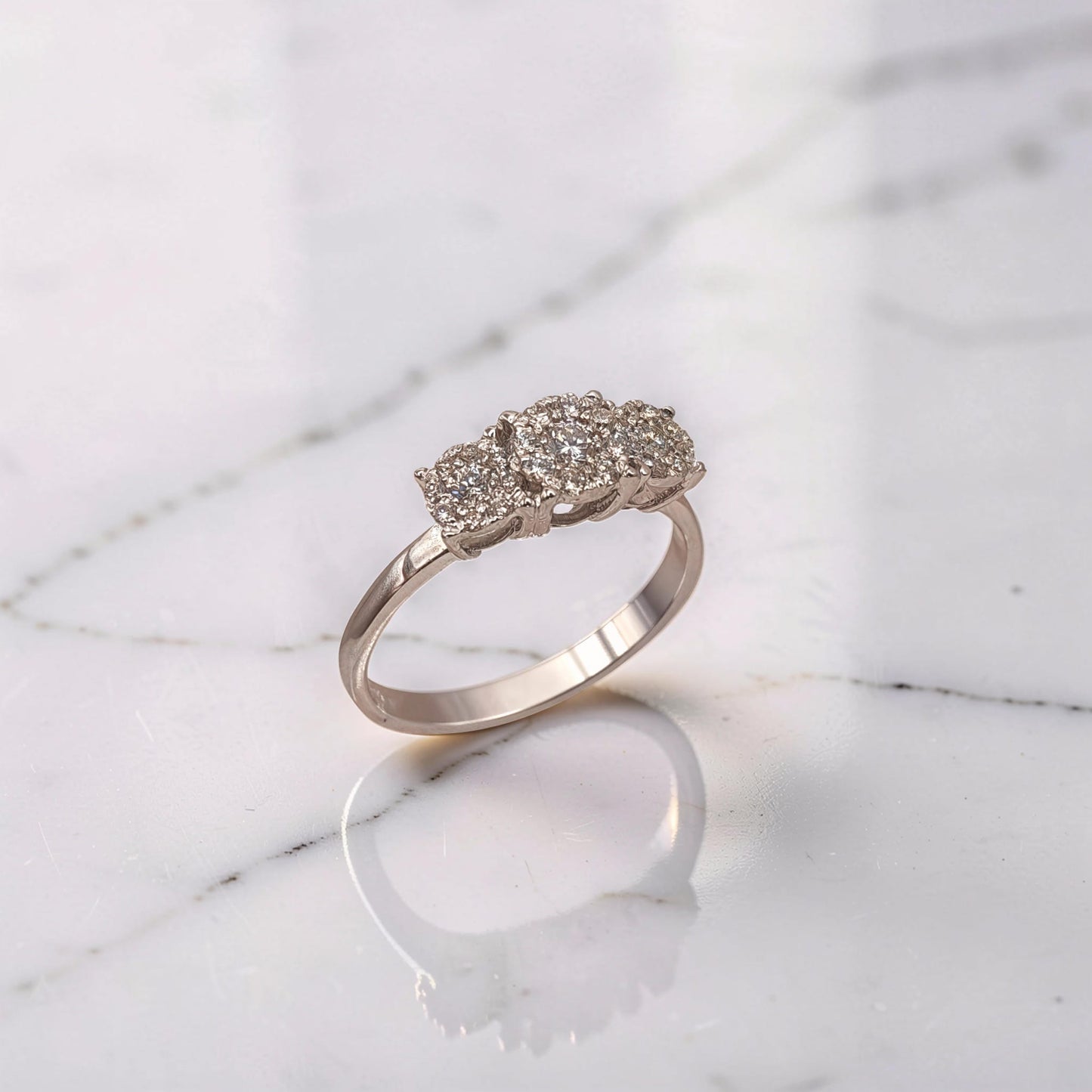 anello trilogy diamanti oro bianco design magic effetto 3 diamanti unici